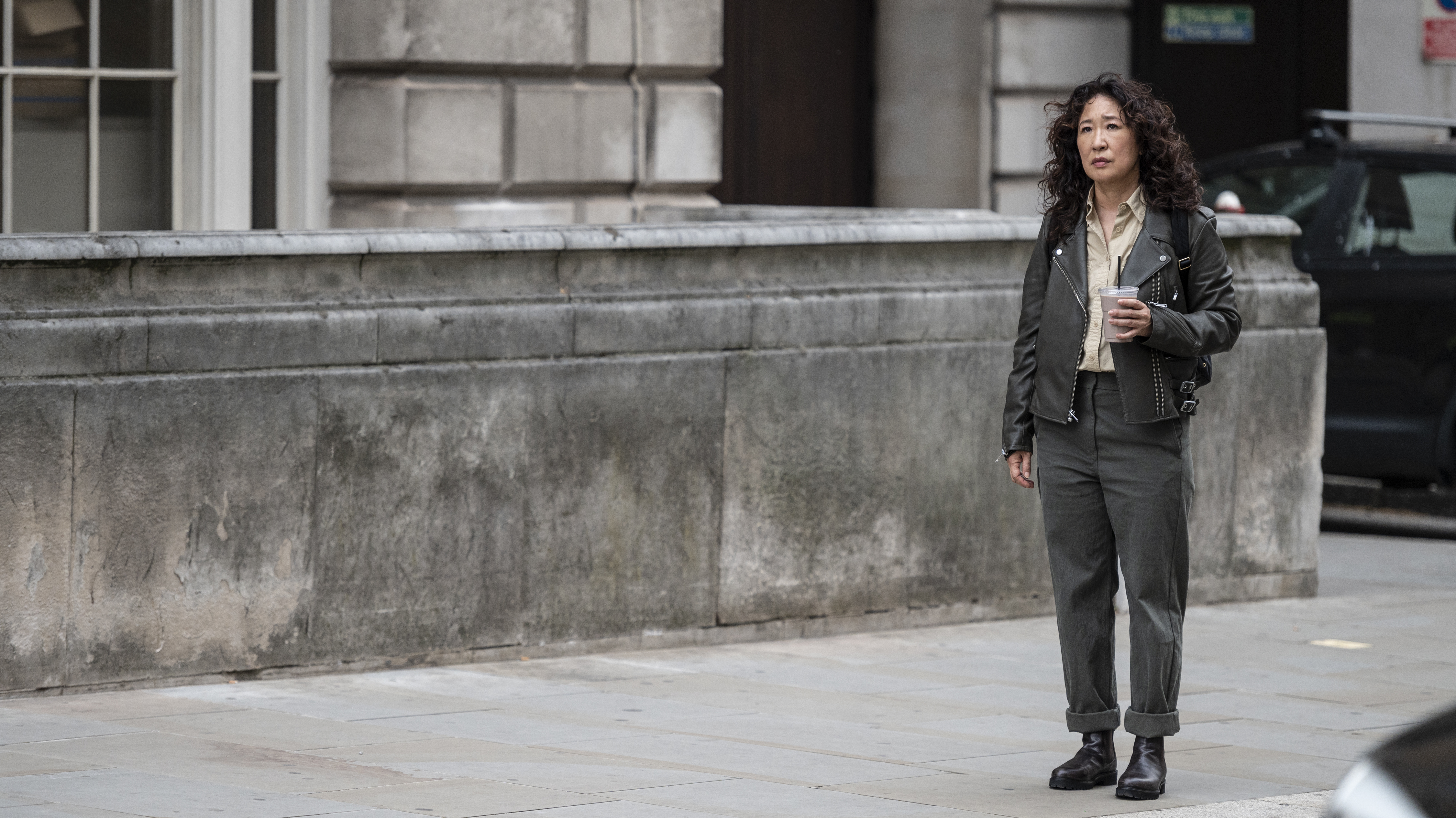 Убивая еву хорошее качество. Killing Eve Season 4. Killing Eve Season 4 Karoline. Сандра курит. Leather Jacket Sandra Oh Killing Eve.