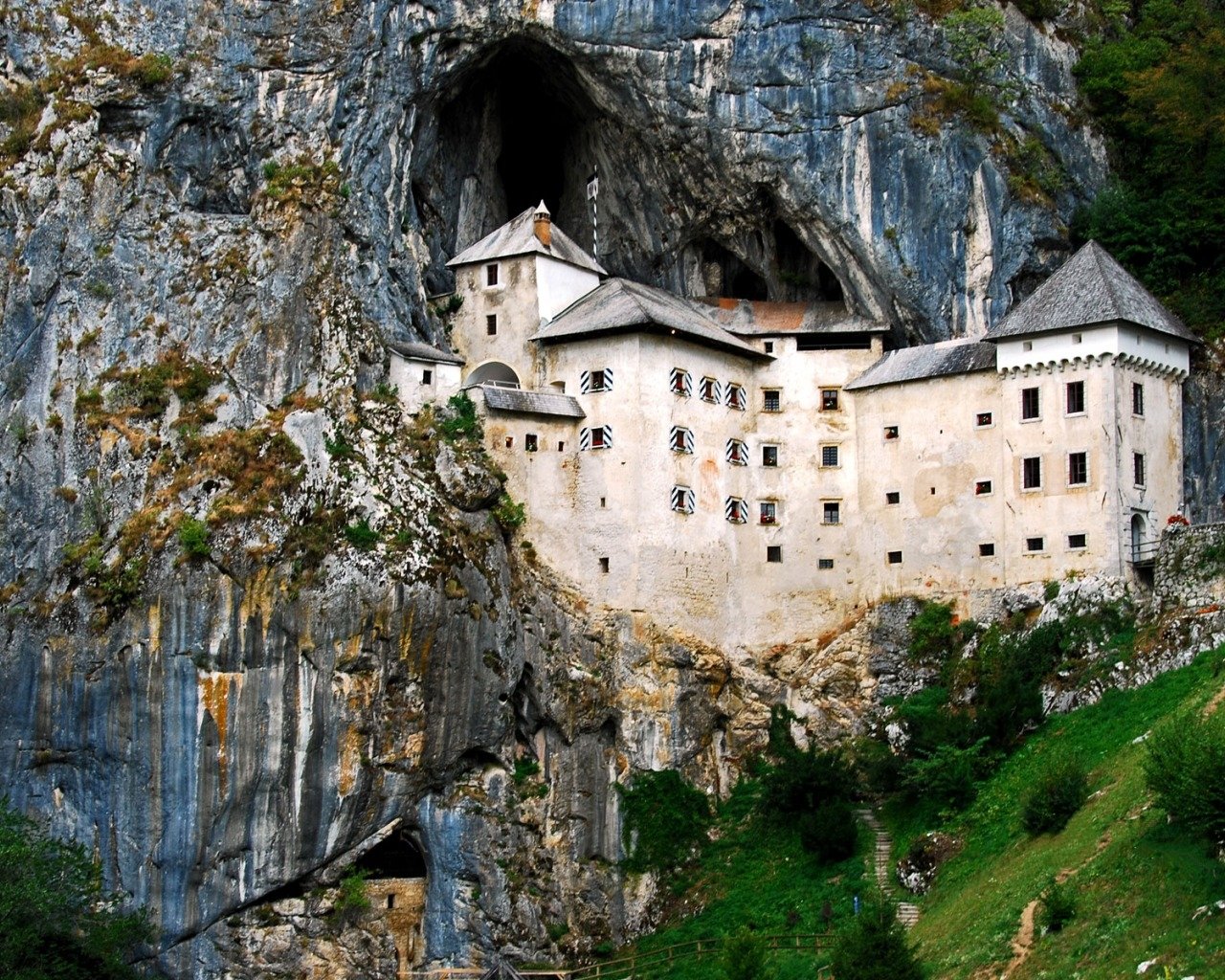  Slovenia - Predjamski