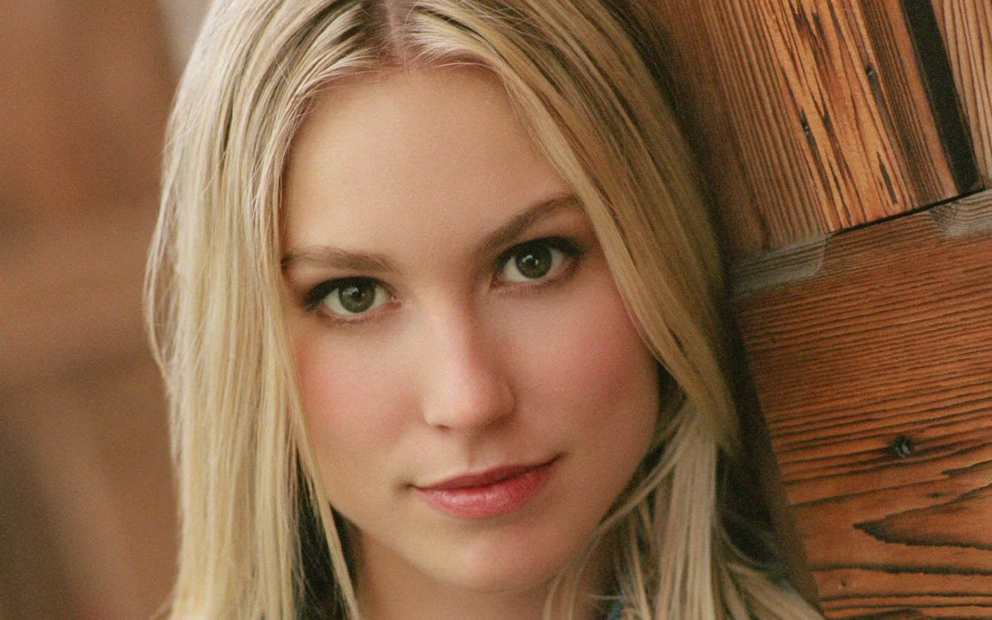 Spotlight on Celebrity Sarah Carter