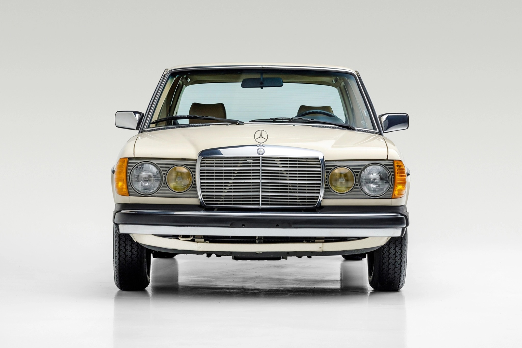 1982 Mercedes-Benz 240D - Image Abyss