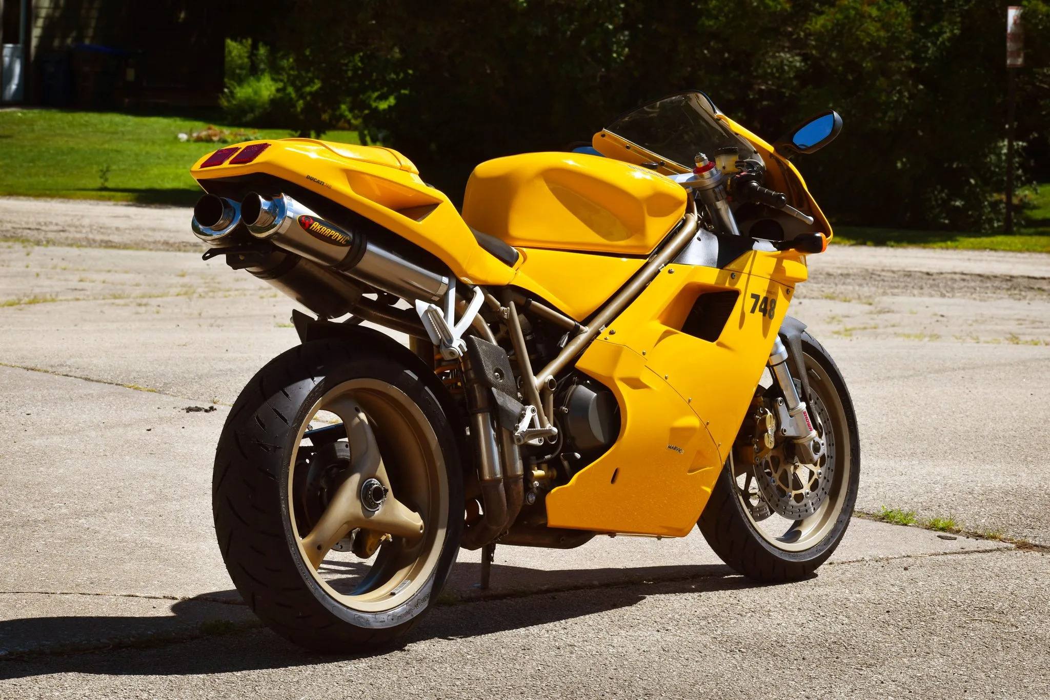 2000 Ducati 748 - Image Abyss