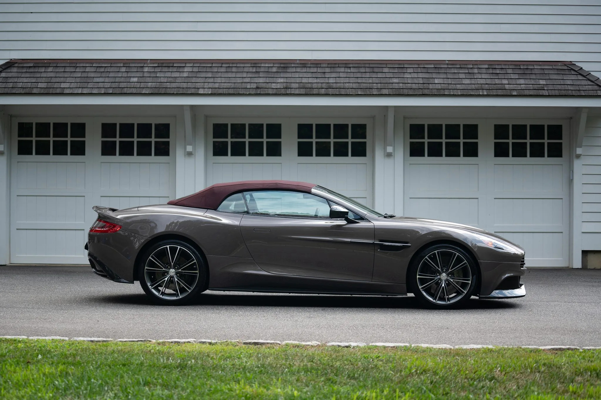 2016 Aston Martin Vanquish Volante - Image Abyss