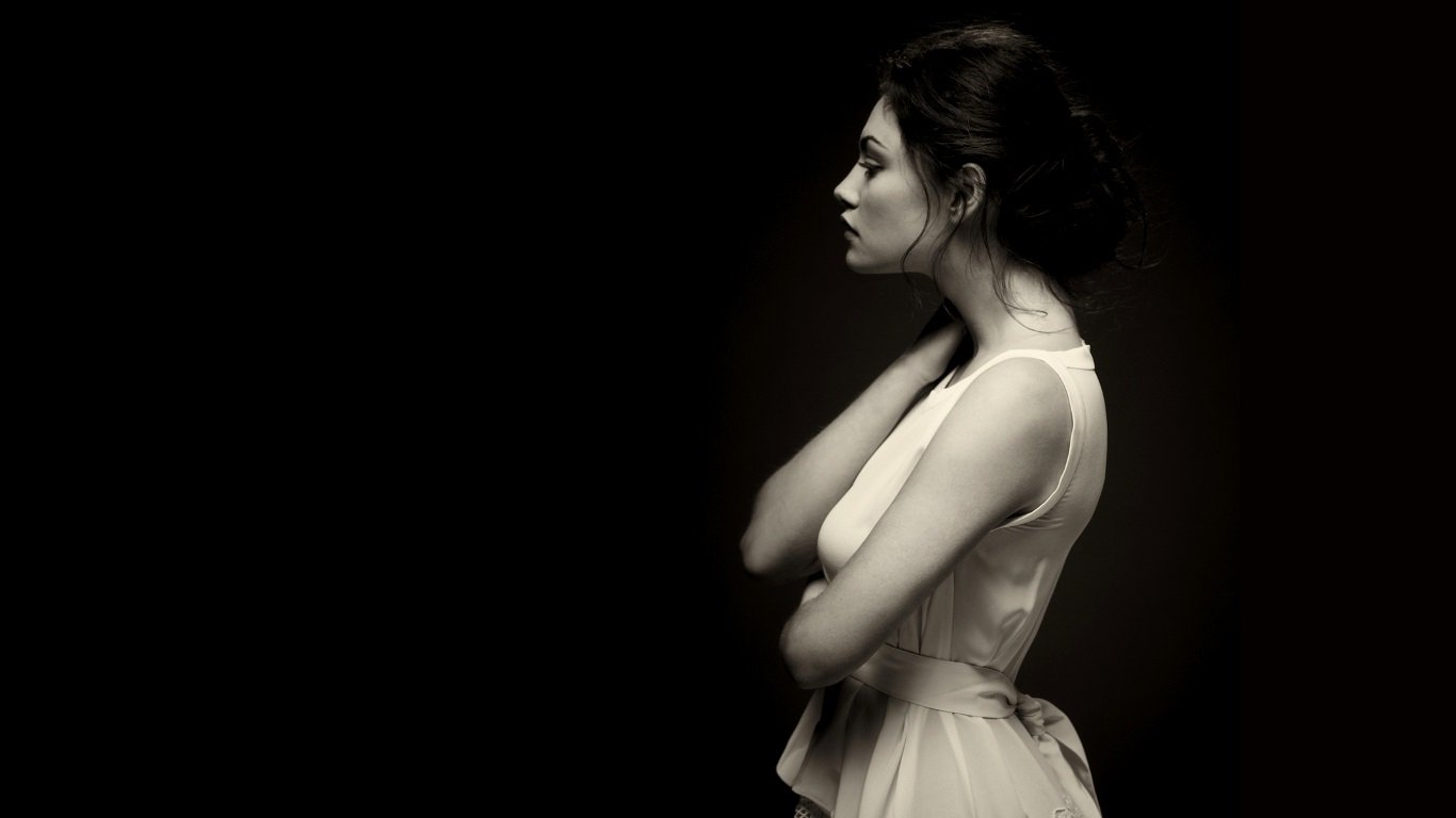 Celebrity Phoebe Tonkin Image