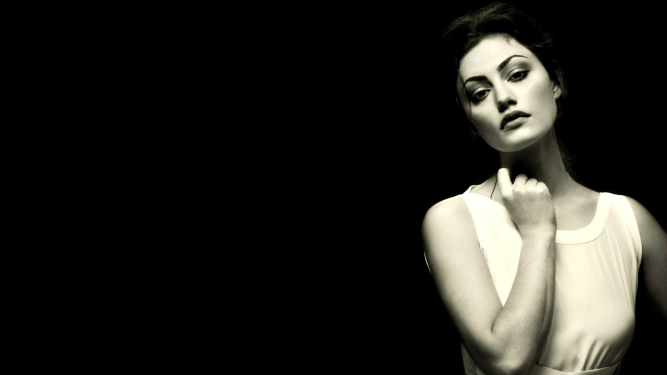 Celebrity Phoebe Tonkin Image