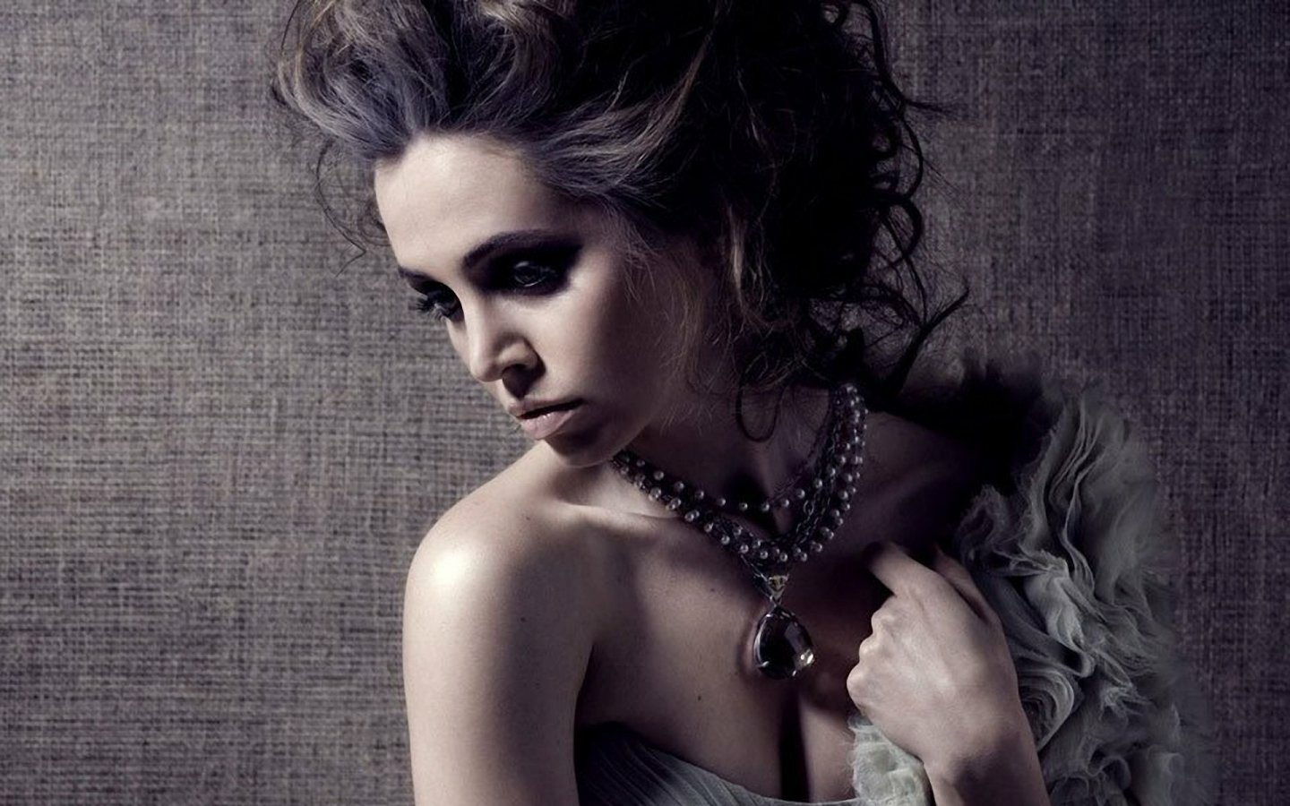 Celebrity Eliza Dushku Image