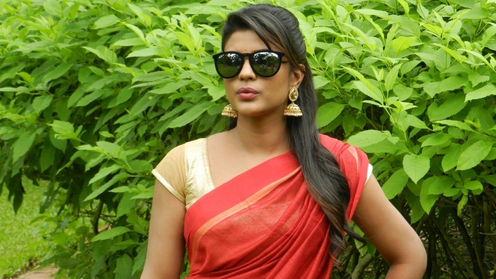 movie Hello Naan Pei Pesuren Image