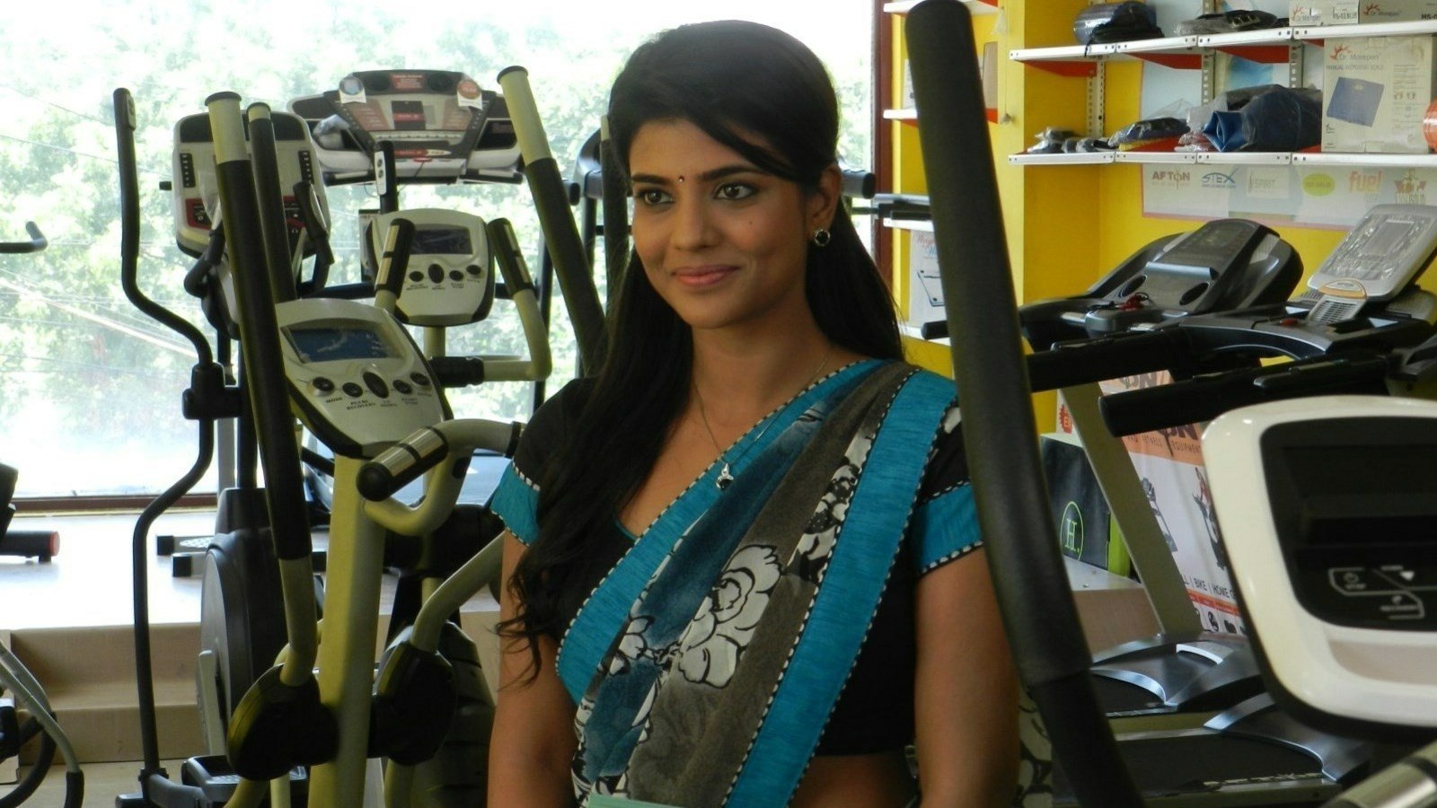 movie Hello Naan Pei Pesuren Image
