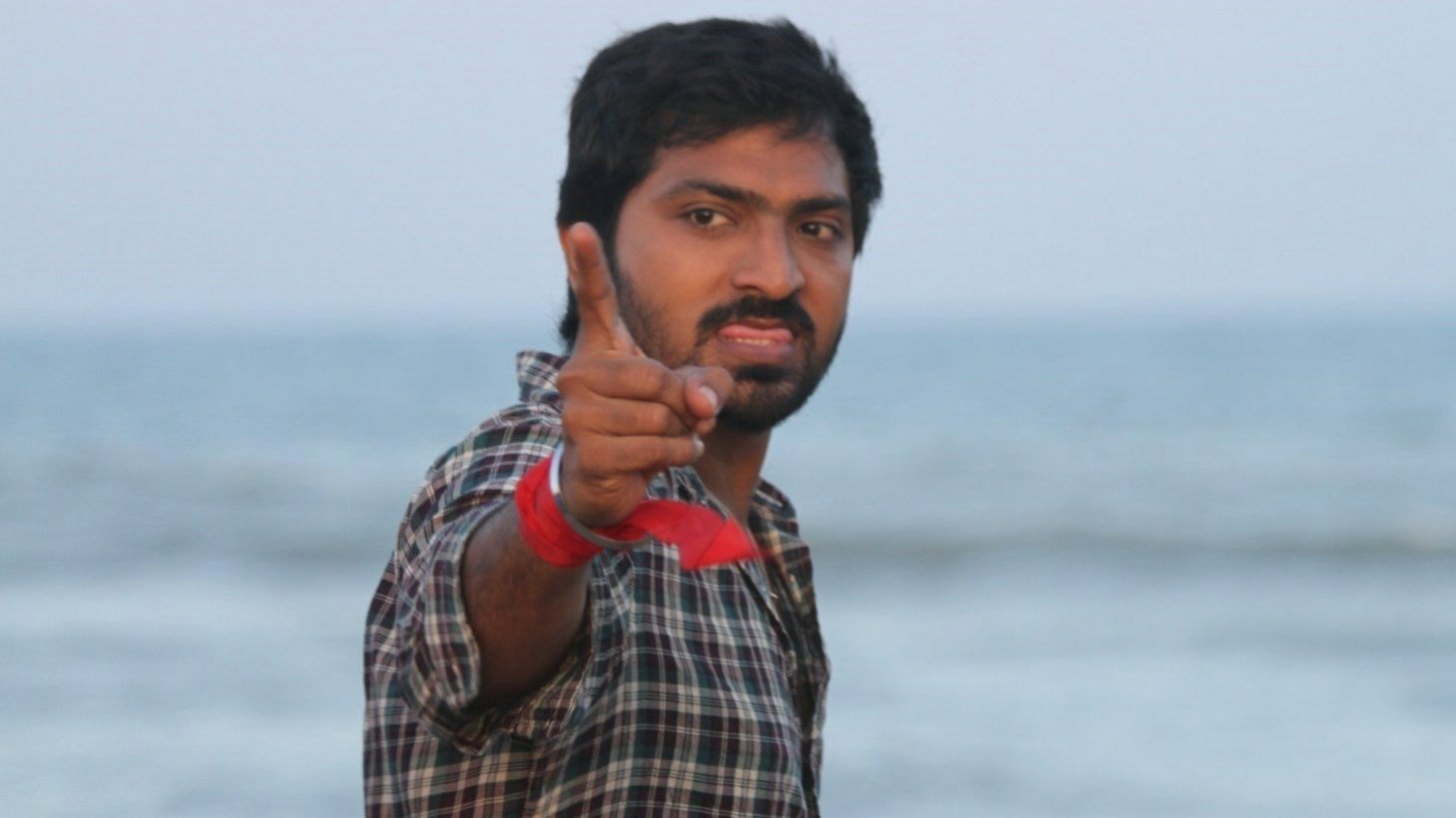 movie Hello Naan Pei Pesuren Image