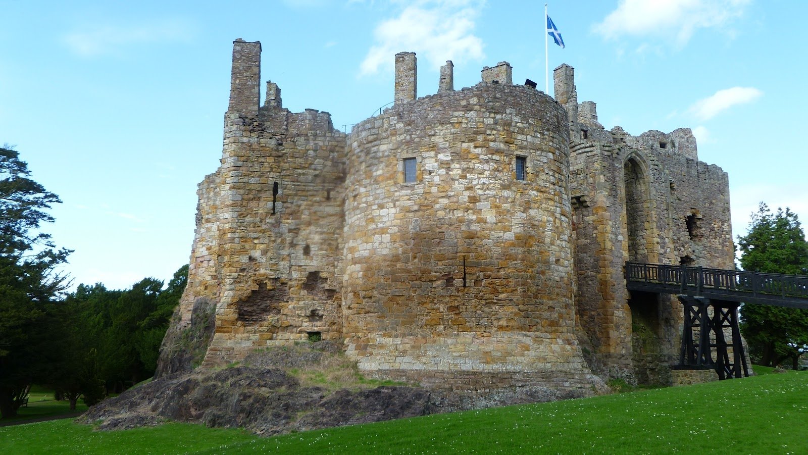 Download Man Made Dirleton Castle Image