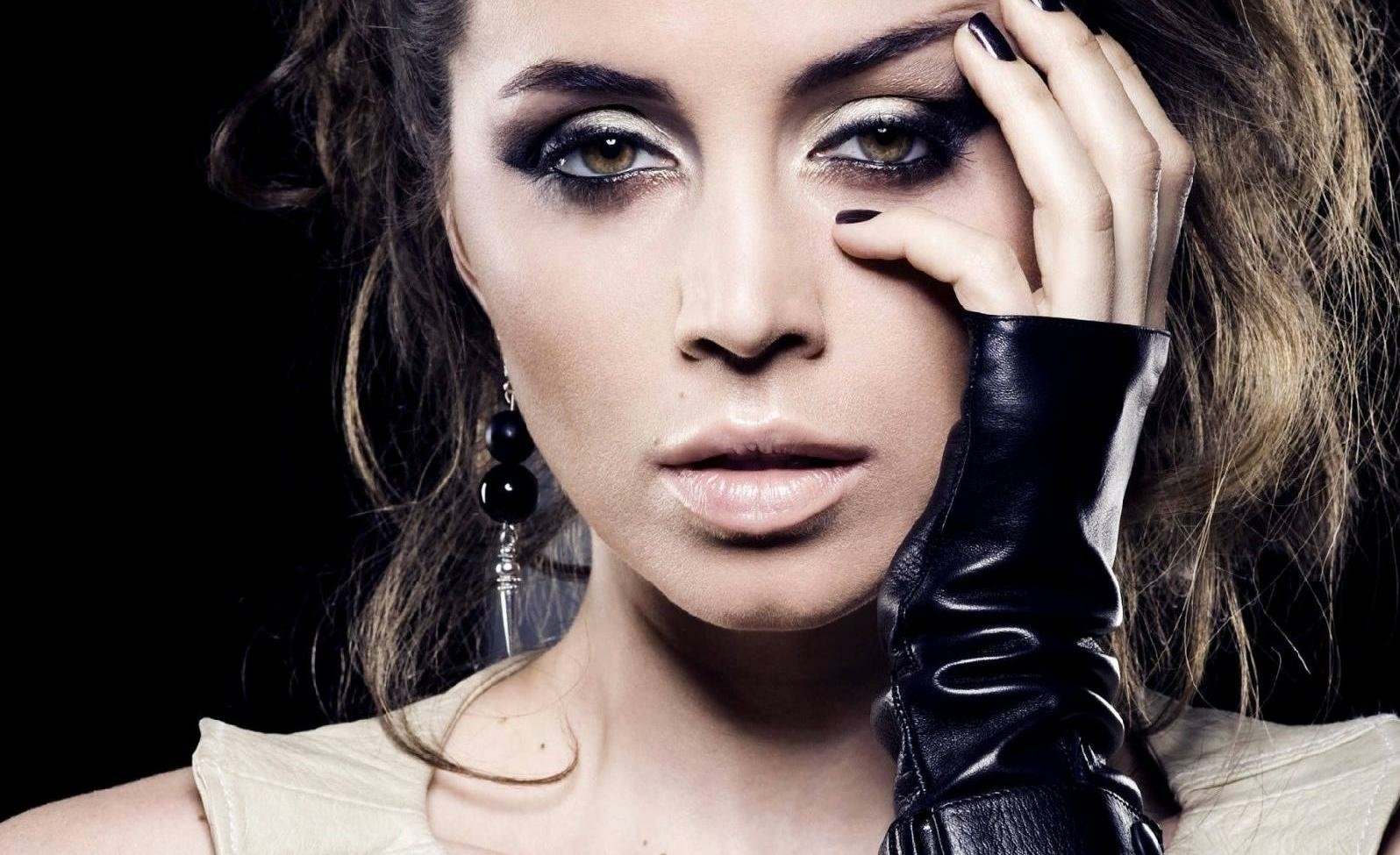 Download Celebrity Eliza Dushku Image