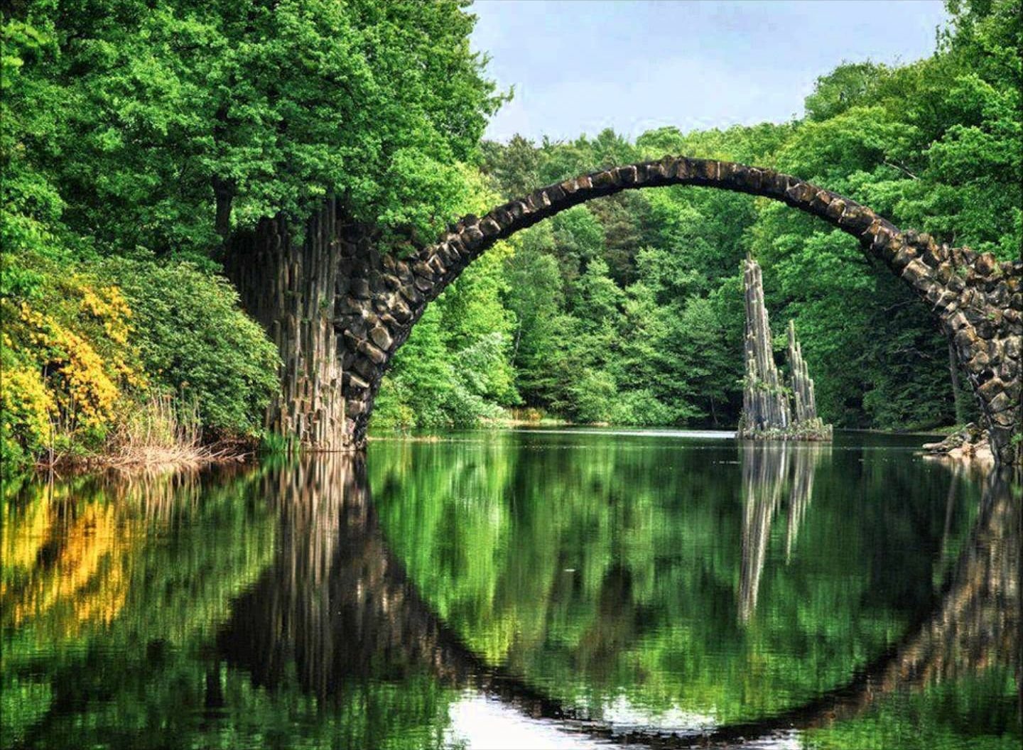  The devil's bridge, Rakotzbrücke, Germany